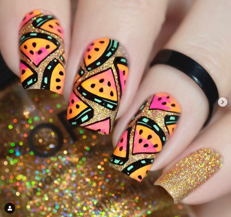 Blinded By Bling: 44 Glitter Nail Art Ideas to Love 5 1 4 https://nailhow.com/44-sparkling-nail-art-designs-to-inspire-your-next-glitter-mani/
