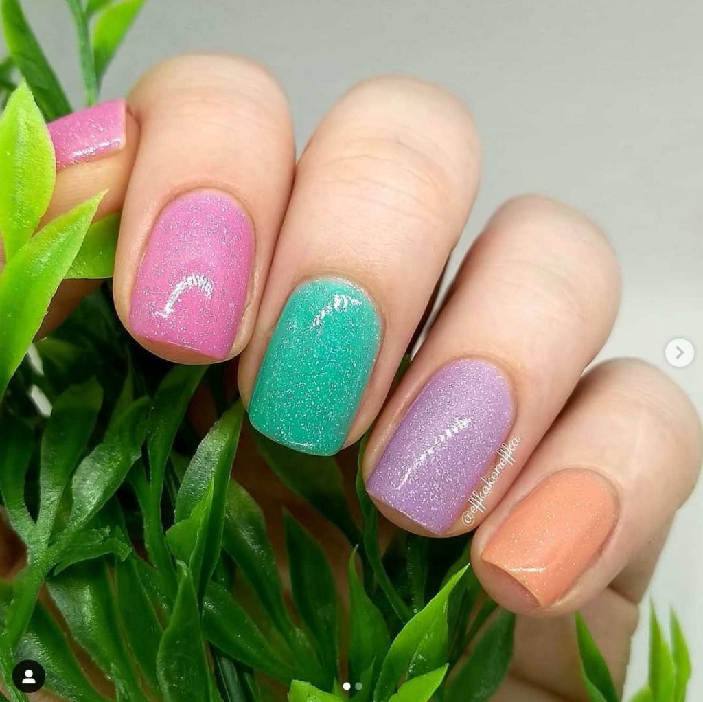 Blinded By Bling: 44 Glitter Nail Art Ideas to Love 28 10 https://nailhow.com/44-sparkling-nail-art-designs-to-inspire-your-next-glitter-mani/