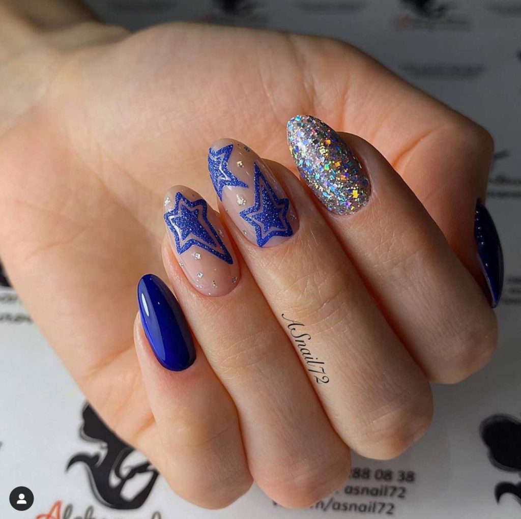 Blinded By Bling: 44 Glitter Nail Art Ideas to Love 36 3 3 https://nailhow.com/44-sparkling-nail-art-designs-to-inspire-your-next-glitter-mani/