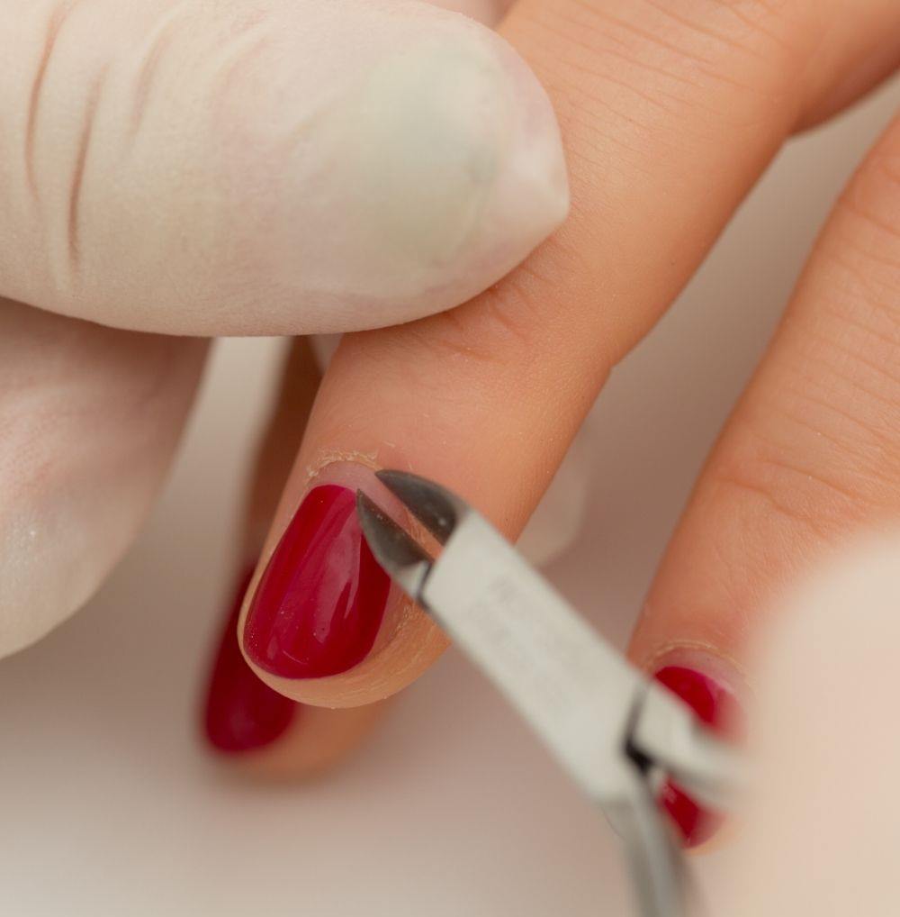 14 https://nailhow.com/list-of-acrylic-nail-supplies/