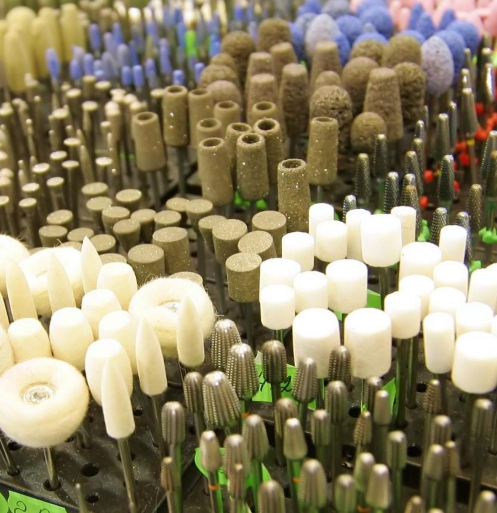 24 https://nailhow.com/list-of-acrylic-nail-supplies/