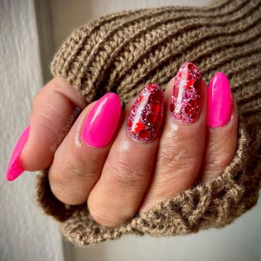 Hot pink nails with designs: over 100 styles you'll love 83 nails bysahira https://nailhow.com/hot-pink-nails-with-designs/