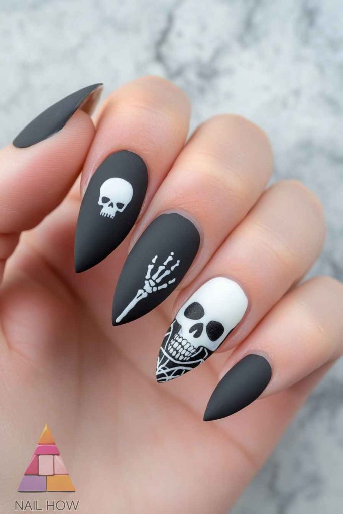 Welcome to the World of Spooky Halloween Nails! 50 spooky halloween nails 39 https://nailhow.com/spooky-halloween-nails/